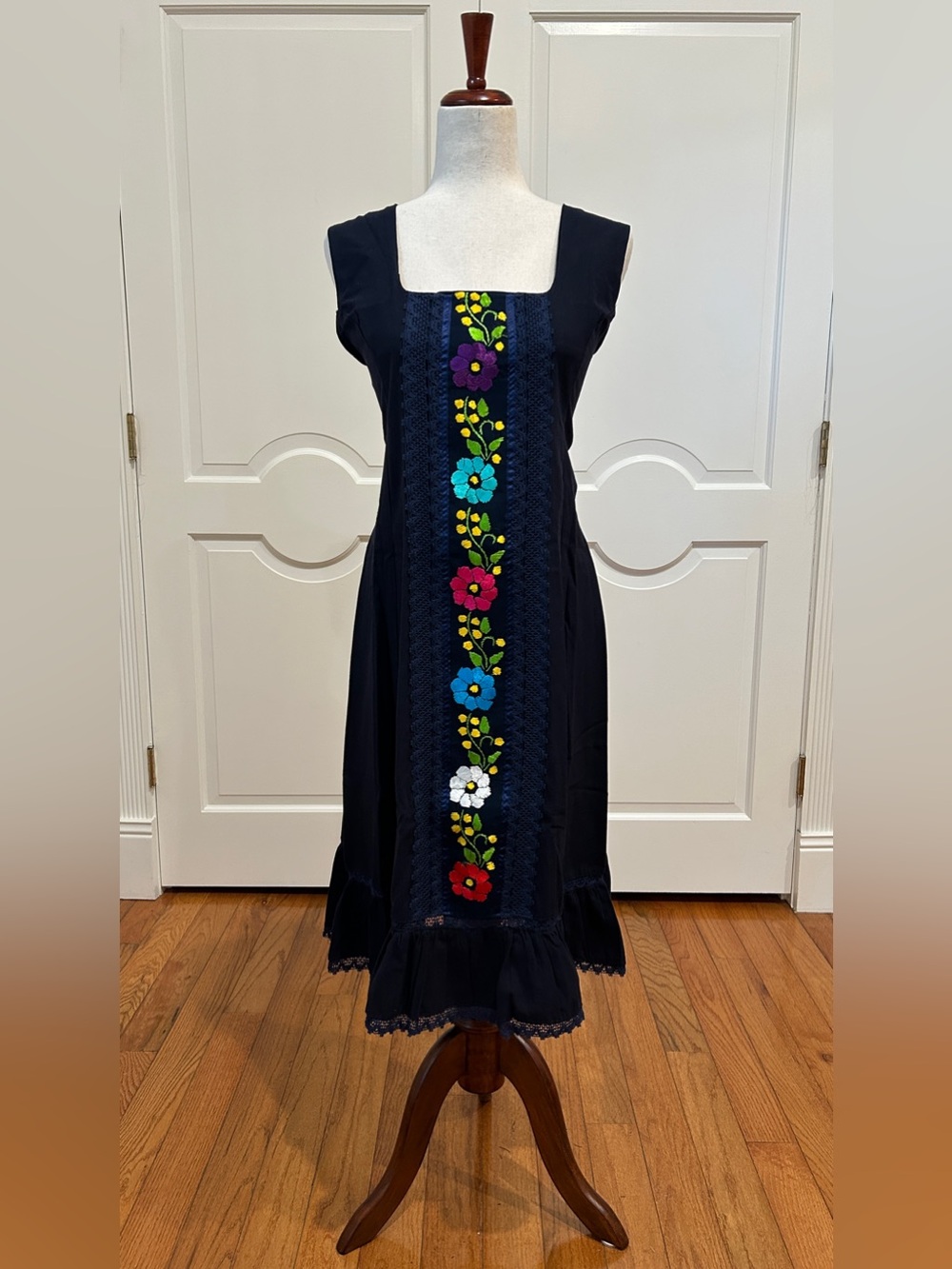 Mexican embroidered dress, hand Embroidered with silk threads.